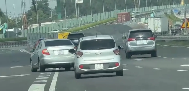 CSGT ghi hình công khai, tài xế vẫn đè vạch liền chuyển làn vào cao tốc - Ảnh 4.