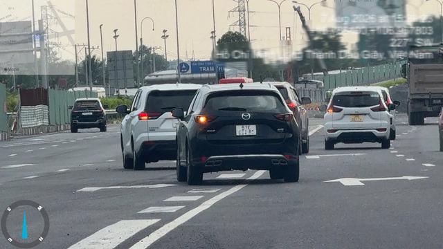 CSGT ghi hình công khai, tài xế vẫn đè vạch liền chuyển làn vào cao tốc - Ảnh 2.