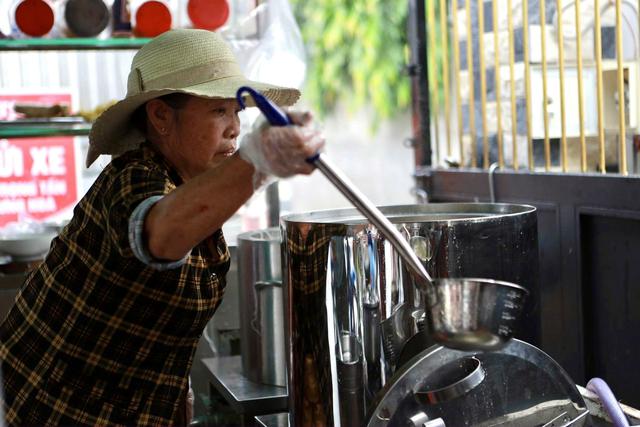 Chủ qu&aacute;n hủ tiếu biệt thự 30.000 đồng: 'Giờ kh&aacute;ch đ&ocirc;ng qu&aacute;, ch&uacute;ng t&ocirc;i l&agrave;m kh&ocirc;ng xuể' - Ảnh 4.