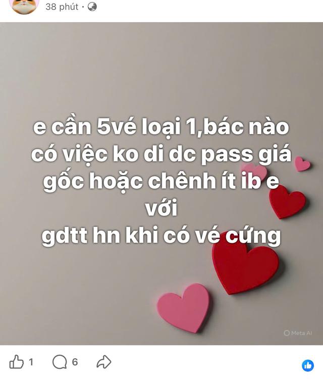 &lsquo;Chợ đen&rsquo; tấp nập, v&eacute; b&aacute;n kết xem đội tuyển Việt Nam đắt như t&ocirc;m tươi- Ảnh 1.