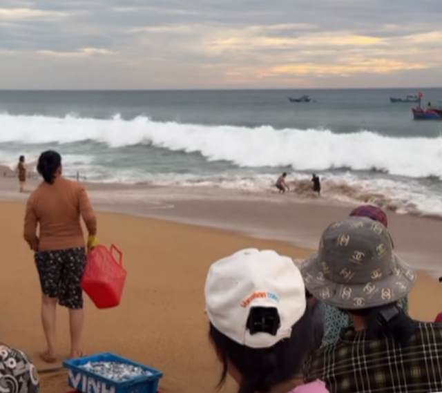 Thót tim clip 2 ngư dân lao ra biển cứu người phụ nữ bị sóng cuốn- Ảnh 1.