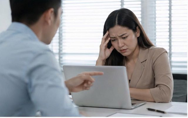 Cách tự bảo vệ mình khi bị quấy rối tình dục tại nơi làm việc - Ảnh 1.
