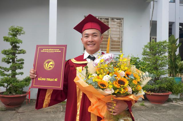 Nghệ sĩ xiếc Quốc Cơ tốt nghiệp thạc sĩ ở tuổi 42- Ảnh 1.