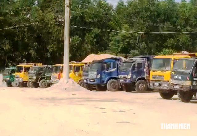 Chờ 2 - 3 ngày mới mua được 1 xe cát- Ảnh 2.