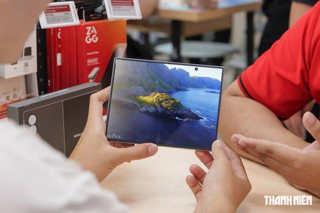 Người Việt chi bộn cho smartphone gập - Ảnh 1.