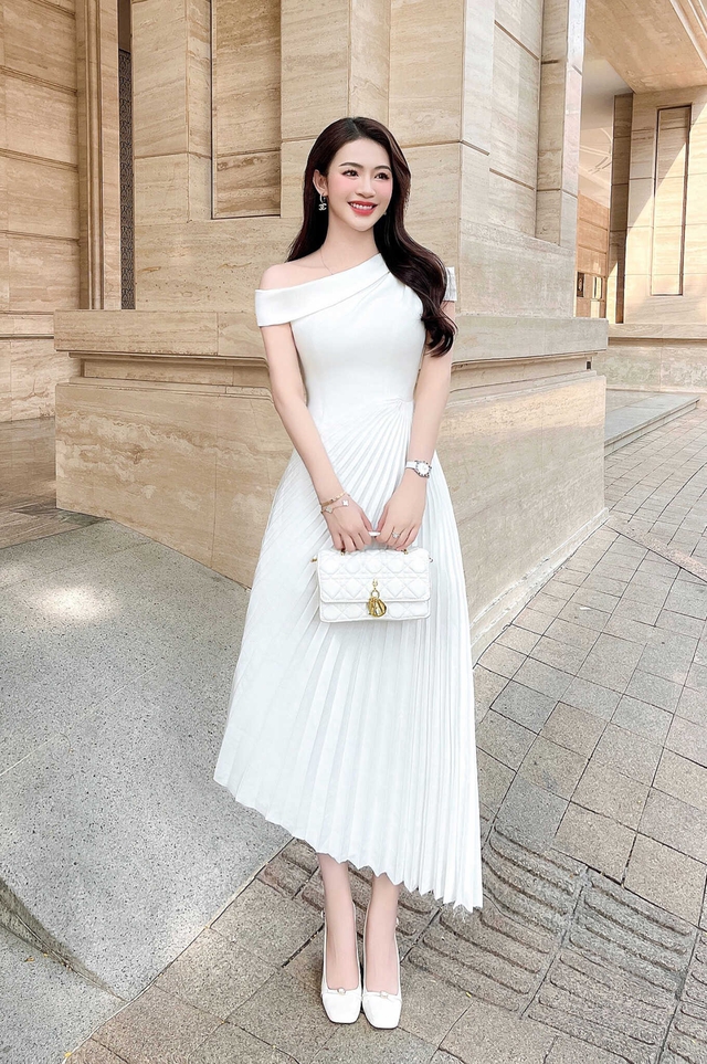 Diện đầm lệch vai t&ocirc;n bờ vai trần quyến rũ- Ảnh 1.
