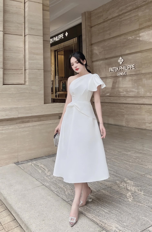 Diện đầm lệch vai t&ocirc;n bờ vai trần quyến rũ- Ảnh 2.