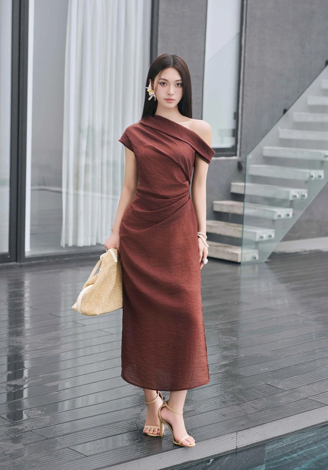 Diện đầm lệch vai t&ocirc;n bờ vai trần quyến rũ- Ảnh 3.