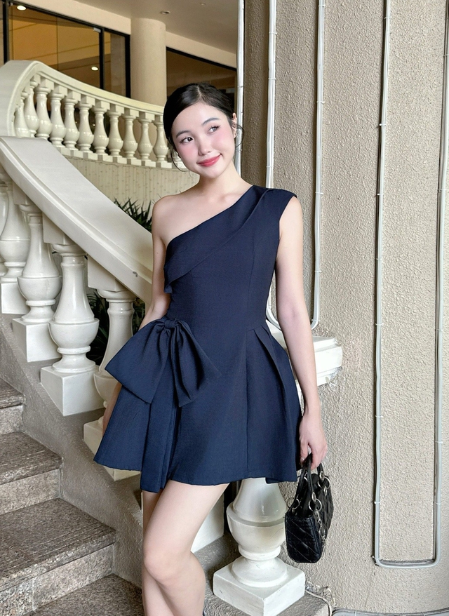Diện đầm lệch vai t&ocirc;n bờ vai trần quyến rũ- Ảnh 6.