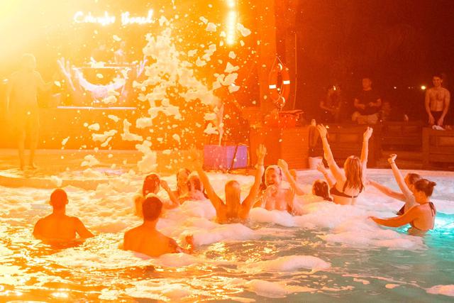 Columbo Beach: Tâm điểm giải trí mới của bạn bè năm châu tại phố Tây An Thượng- Ảnh 1.