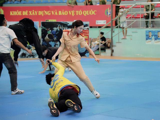Cô gái được gọi là ‘bông hồng đả nữ’ gây chú ý - Ảnh 1.