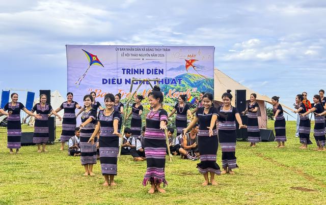 Xã Đặng Thùy Trâm mở hội, hàng nghìn du khách 'chạm mây' giữa thảo nguyên Bùi Hui- Ảnh 4.