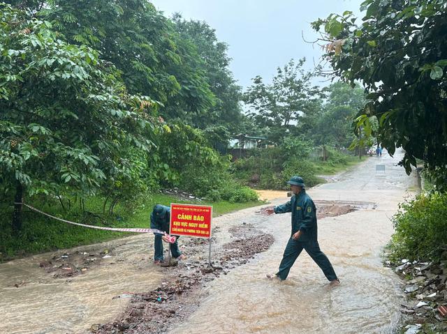 Mưa lớn ở miền núi Quảng Trị, nước lũ tràn qua đường gây ngập sâu- Ảnh 2.