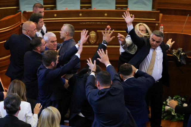 Thủ tướng Kosovo bị ném trứng giữa phiên họp quốc hội - Ảnh 2.