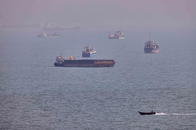 T&igrave;nh thế bế tắc ở eo biển Hormuz - Ảnh 1.