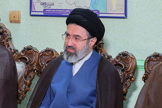 Iran tung video hiếm hoi của L&atilde;nh tụ tối cao Mojtaba Khamenei giữa đồn đo&aacute;n sức khỏe- Ảnh 1.