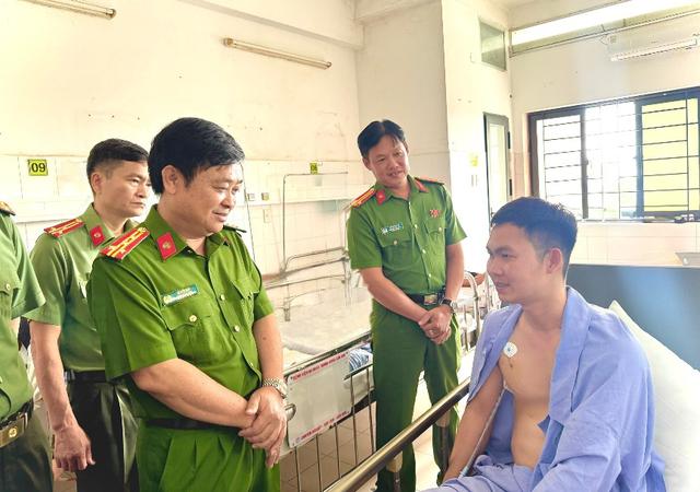 Chiến sĩ công an bị thương khi truy đuổi băng nhóm trộm chó - Ảnh 1.