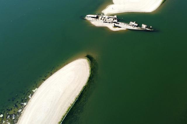 Lộ diện ‘nghĩa địa tàu chiến’ trên sông Danube vì hạn hán - Ảnh 1.