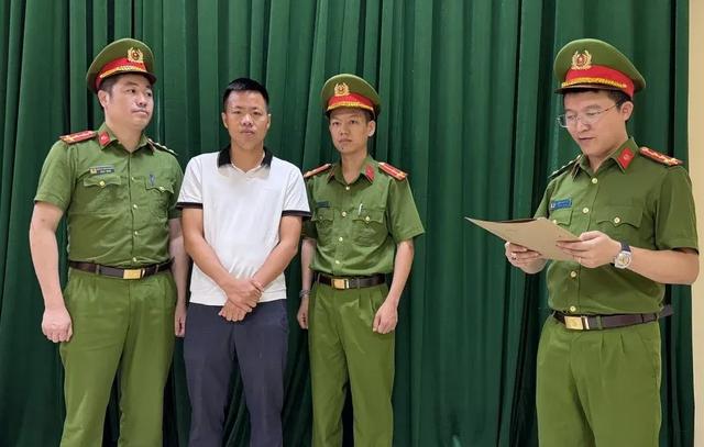 Khởi tố chủ hộ kinh doanh bán hơn 1.000 đôi giày 'nhái' Adidas, Nike, Gucci- Ảnh 1.