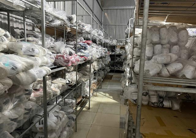Khởi tố chủ hộ kinh doanh bán hơn 1.000 đôi giày 'nhái' Adidas, Nike, Gucci- Ảnh 2.