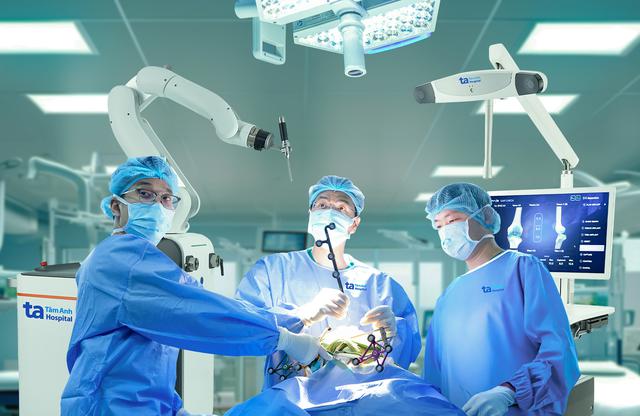 Bệnh viện T&acirc;m Anh 'ph&aacute; kỷ lục' thay khớp phức tạp bằng 'si&ecirc;u robot' AI - Ảnh 2.