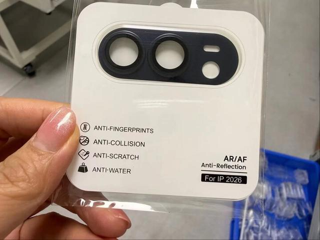 iPhone gập lộ cụm camera đôi từ phụ kiện bảo vệ - Ảnh 1.