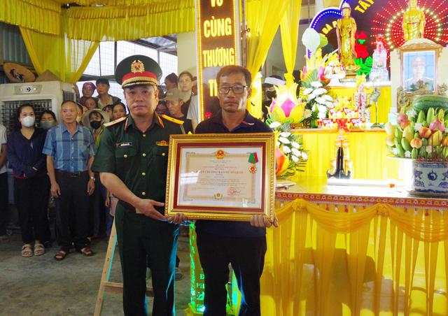 Trao Hu&acirc;n chương Bảo vệ Tổ quốc tới th&acirc;n nh&acirc;n trung sĩ Cao Tuấn Anh- Ảnh 2.