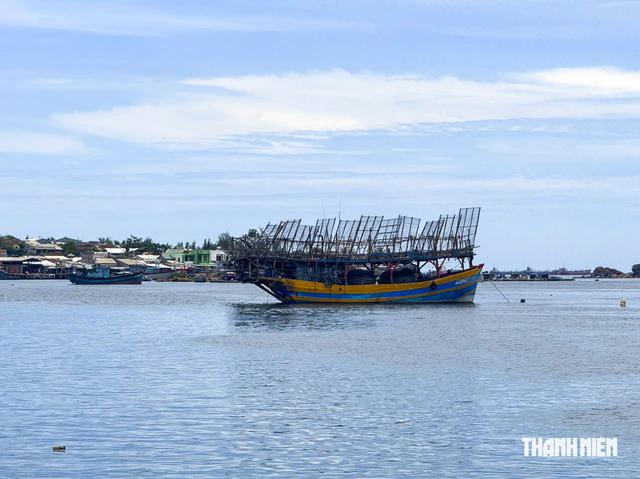 Tàu cá bị chìm trên biển, 4 ngư dân may mắn được cứu vớt - Ảnh 1.