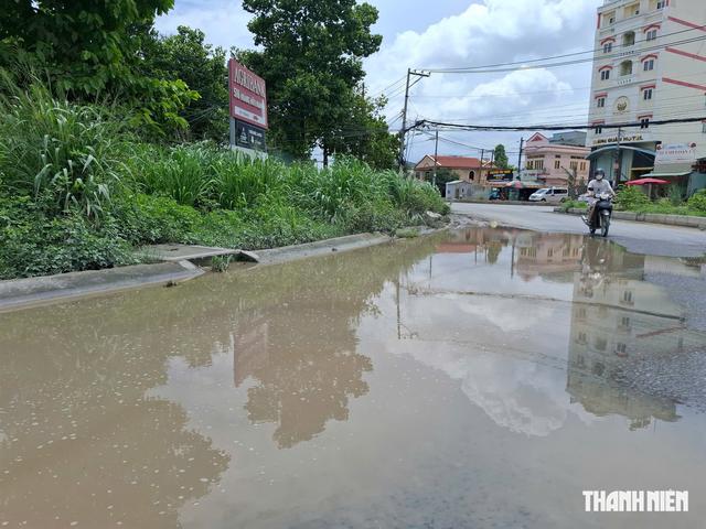Đường l&uacute;n, ngập nước thường xuy&ecirc;n - Ảnh 1.