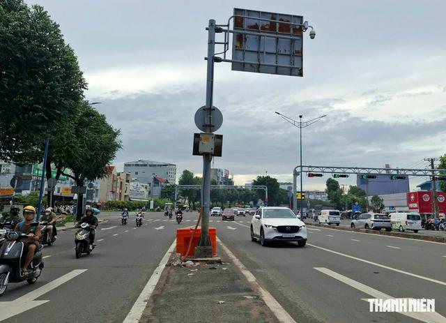 Trụ biển b&aacute;o giao th&ocirc;ng đứng giữa đường - Ảnh 1.
