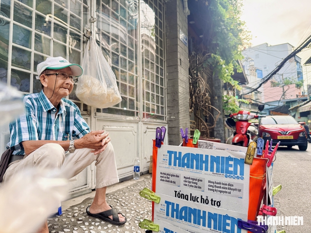 Niềm vui bên sạp báo của đôi vợ chồng già - Ảnh 1.