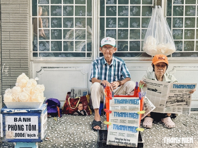 Niềm vui bên sạp báo của đôi vợ chồng già - Ảnh 2.