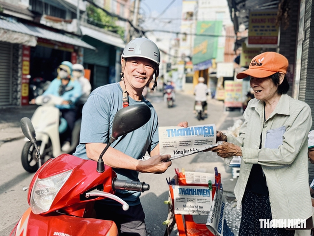 Niềm vui bên sạp báo của đôi vợ chồng già - Ảnh 3.