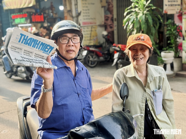 Niềm vui bên sạp báo của đôi vợ chồng già - Ảnh 4.
