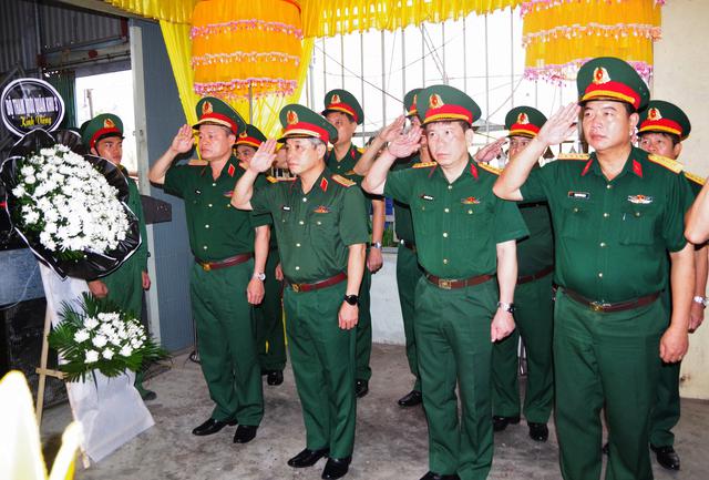 Trao Hu&acirc;n chương Bảo vệ Tổ quốc tới th&acirc;n nh&acirc;n trung sĩ Cao Tuấn Anh- Ảnh 1.