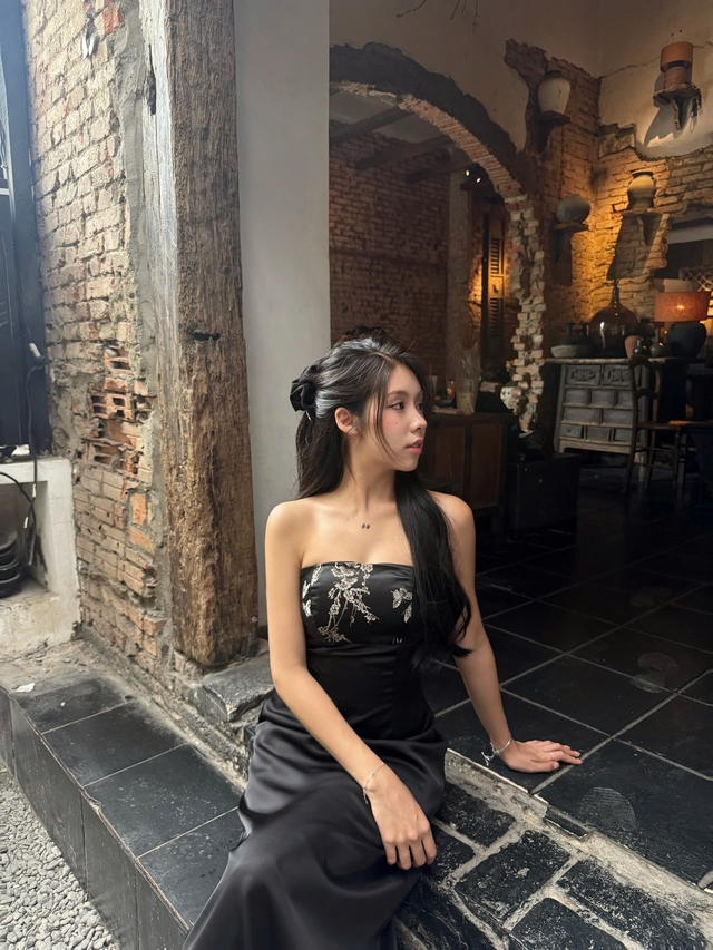 Đầm đen phối phụ kiện thế nào để không đơn điệu?- Ảnh 1.