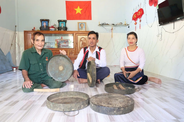 Người Cor mang họ B&aacute;c Hồ v&agrave; c&acirc;u chuyện g&igrave;n giữ tiếng chi&ecirc;ng- Ảnh 6.