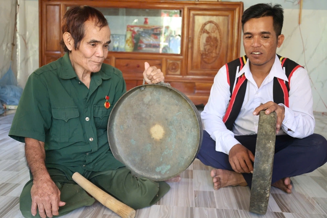 Người Cor mang họ B&aacute;c Hồ v&agrave; c&acirc;u chuyện g&igrave;n giữ tiếng chi&ecirc;ng- Ảnh 3.