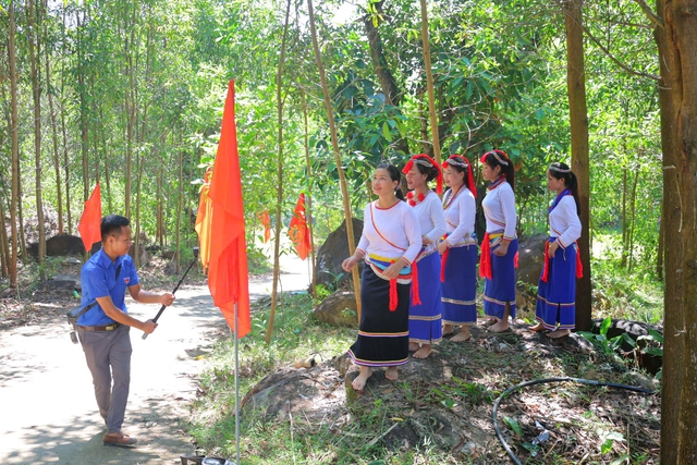 Người Cor mang họ B&aacute;c Hồ v&agrave; c&acirc;u chuyện g&igrave;n giữ tiếng chi&ecirc;ng- Ảnh 4.