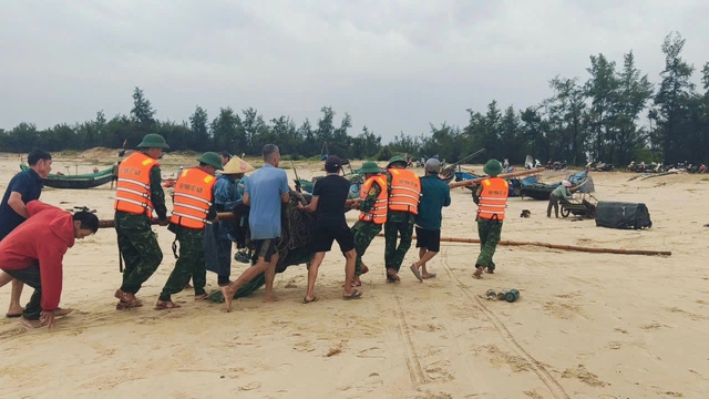 S&oacute;ng lớn bất ngờ, 5 thuyền c&aacute; của ngư d&acirc;n Quảng Trị gặp nạn- Ảnh 2.