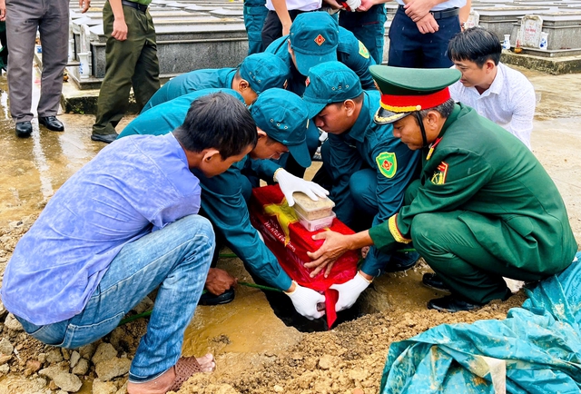 Phát hiện hài cốt liệt sĩ cùng mảnh vải dù- Ảnh 2.