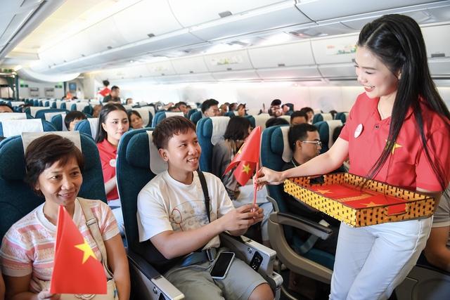 Giai điệu Quốc kh&aacute;nh vang l&ecirc;n ở độ cao 10.000 m&eacute;t tr&ecirc;n chuyến bay Vietnam Airlines- Ảnh 3.