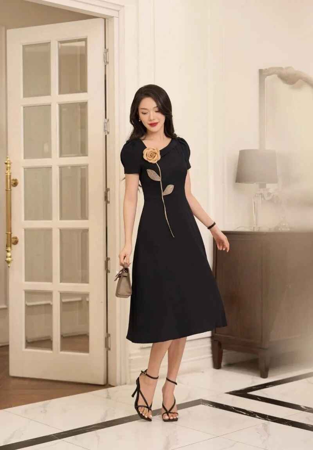 Đầm đen phối phụ kiện thế nào để không đơn điệu?- Ảnh 4.