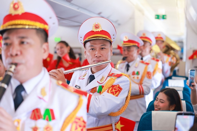 Giai điệu Quốc kh&aacute;nh vang l&ecirc;n ở độ cao 10.000 m&eacute;t tr&ecirc;n chuyến bay Vietnam Airlines- Ảnh 5.