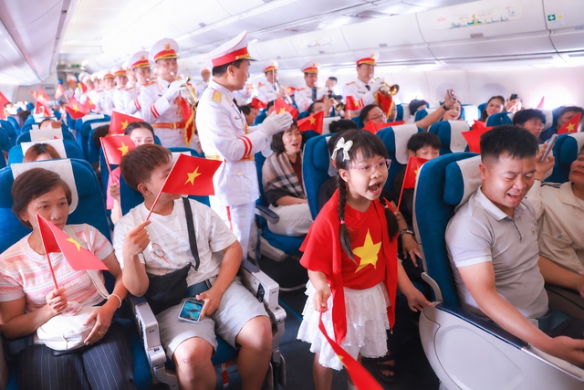 Giai điệu Quốc kh&aacute;nh vang l&ecirc;n ở độ cao 10.000 m&eacute;t tr&ecirc;n chuyến bay Vietnam Airlines- Ảnh 6.