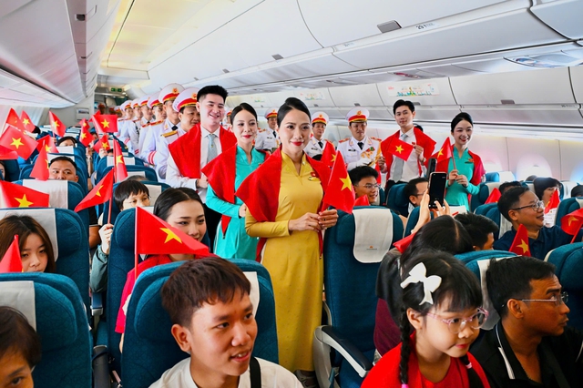 Giai điệu Quốc kh&aacute;nh vang l&ecirc;n ở độ cao 10.000 m&eacute;t tr&ecirc;n chuyến bay Vietnam Airlines- Ảnh 9.