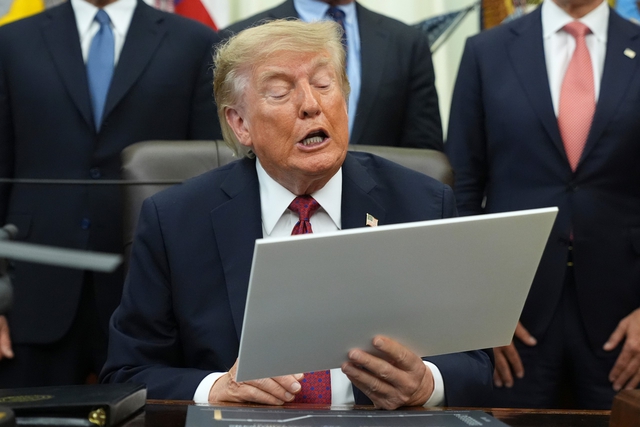 &Ocirc;ng Trump ph&aacute;t t&iacute;n hiệu mới về quần đảo Falkland/Malvinas - Ảnh 1.