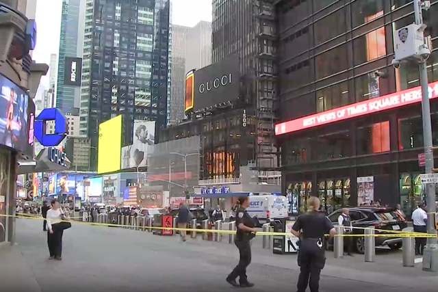 Cảnh sát bắn hạ một phụ nữ đâm dao chết người ở New York - Ảnh 2.