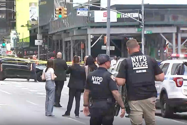 Cảnh sát bắn hạ một phụ nữ đâm dao chết người ở New York - Ảnh 1.