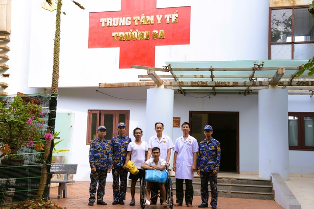 Tàu Trường Sa 18 đưa 32 ngư dân Đà Nẵng gặp nạn trên biển về bờ- Ảnh 1.